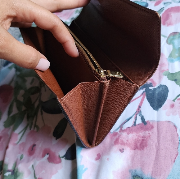 Sarah LV wallet 💯 authentic! - Picture 4 of 12